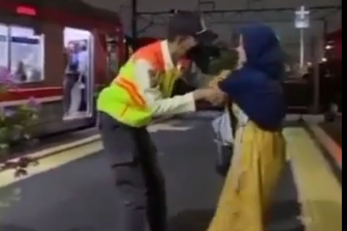 Viral!, Ibu Hendak Buang Bayi di Rel Kereta Pasar Minggu, Polisi: Terjadi Saat Suami Pergi Beli Minum
