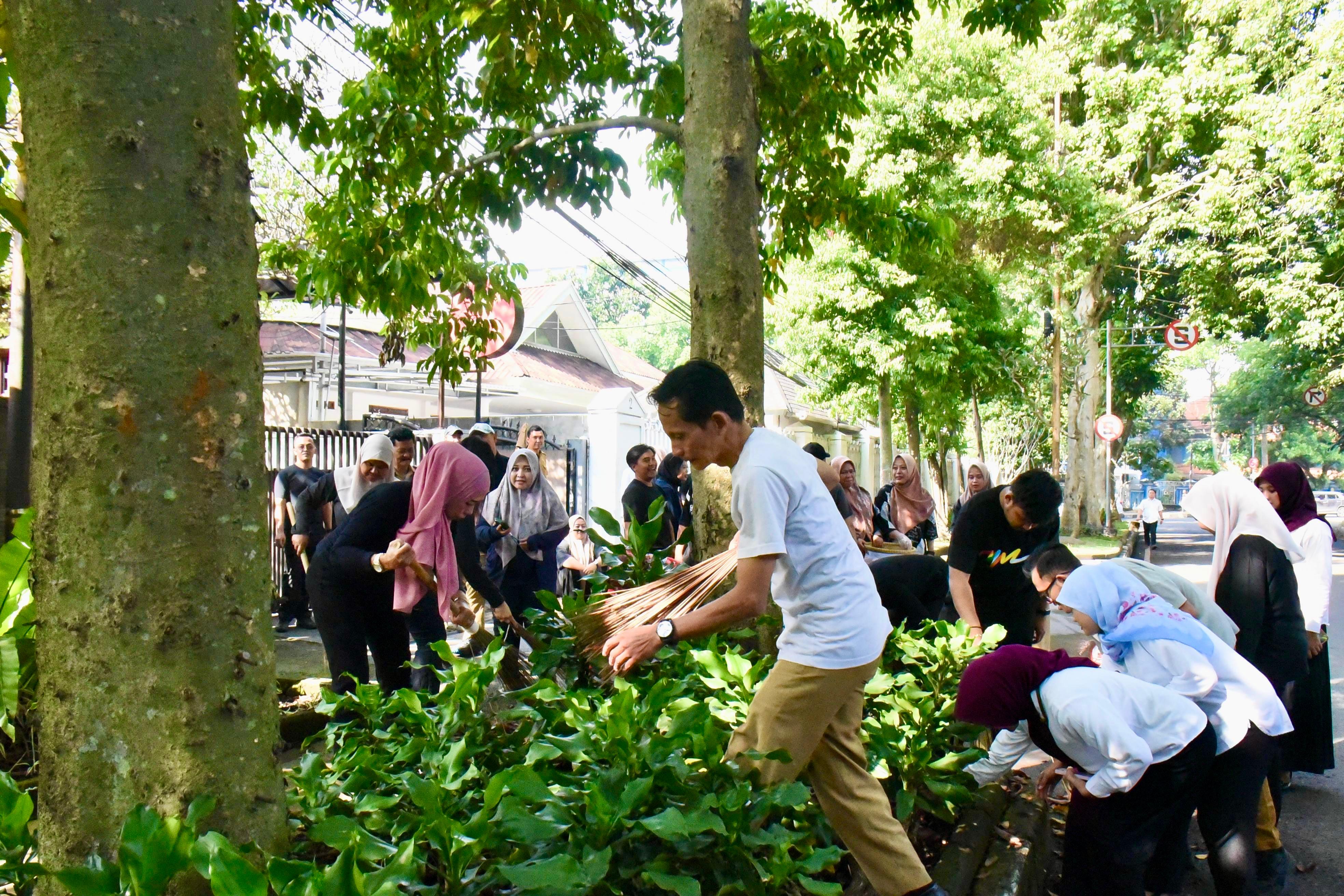 Gaungkan Indonesia ASRI, Setwan Jabar Gelar Gerakan Bersih-Bersih