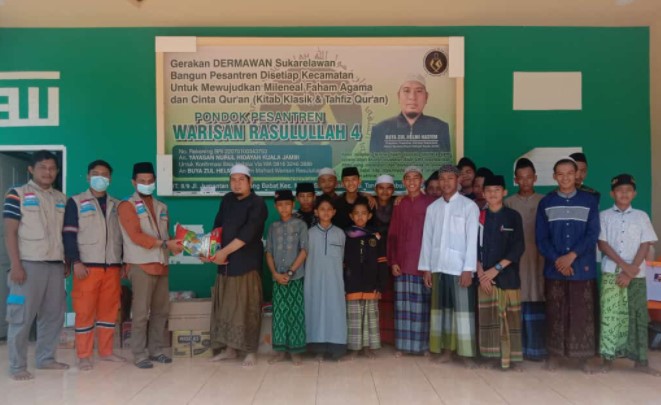 PT PLN (Persero) UPT Jambi Salurkan Zakat YBM ke Pondok Pesantren