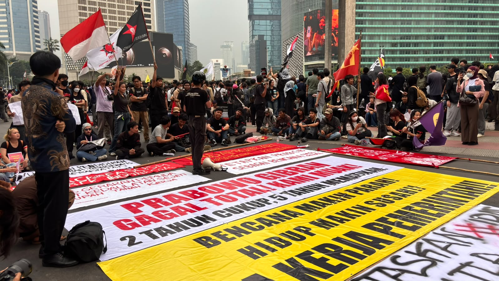 Ribuan Pendemo Tembus Bundaran HI: Bencana Makin Parah Hidup Makin Susah!