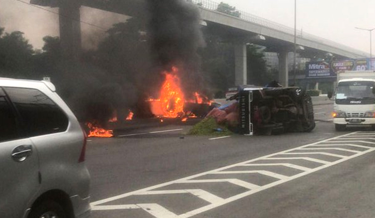 Satu Mobil Kebakar Habis Dalam Kecelakaan Tol Cikampek
