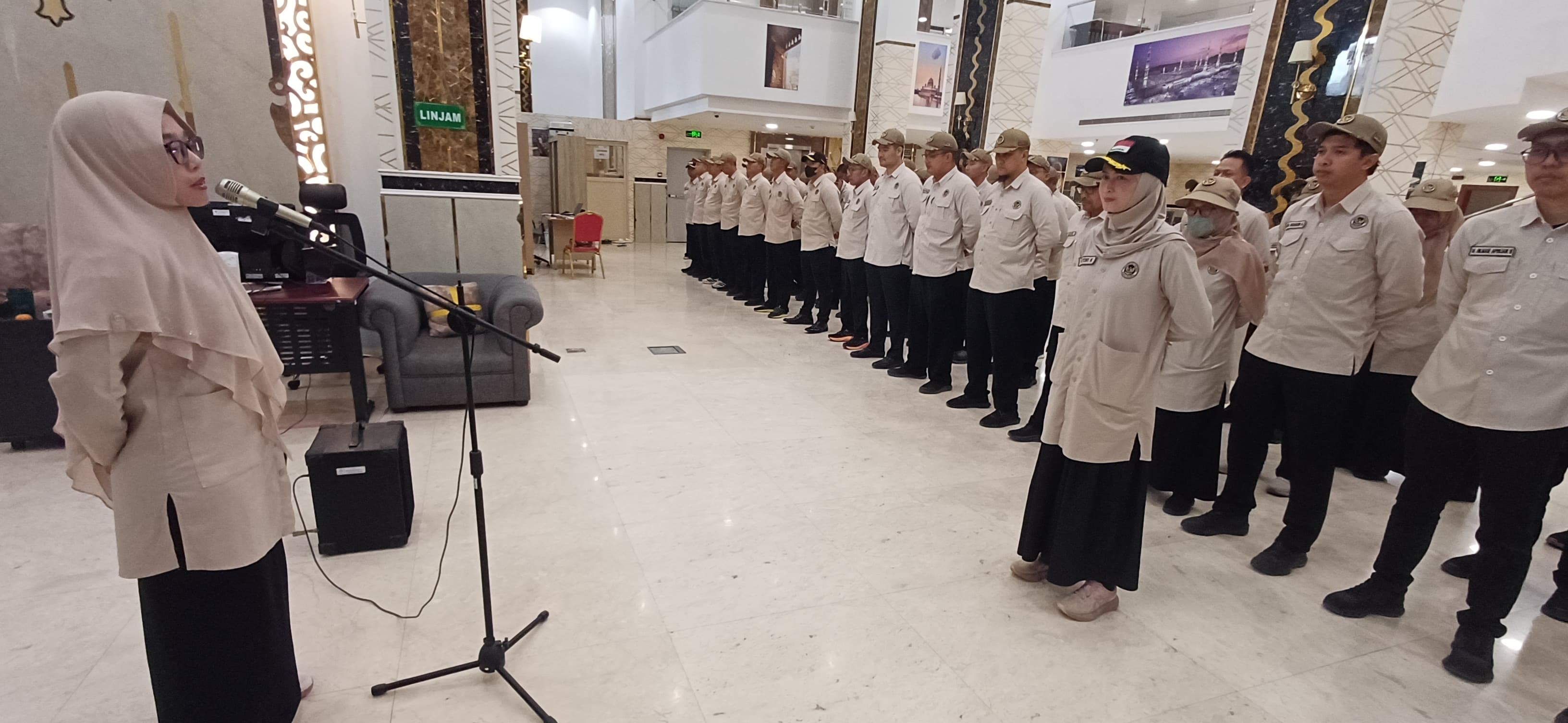 Petugas Perempuan MCH Pimpin Apel Pagi Haji Indonesia di Madinah