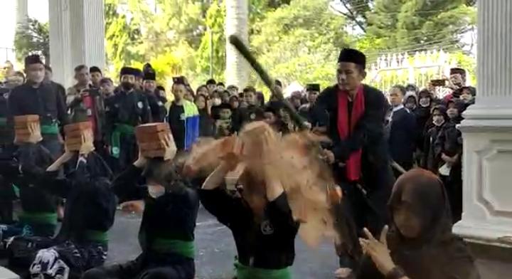Beraksi Mirip Debus, Pendekar Pagar Nusa Unjuk Kebolehan