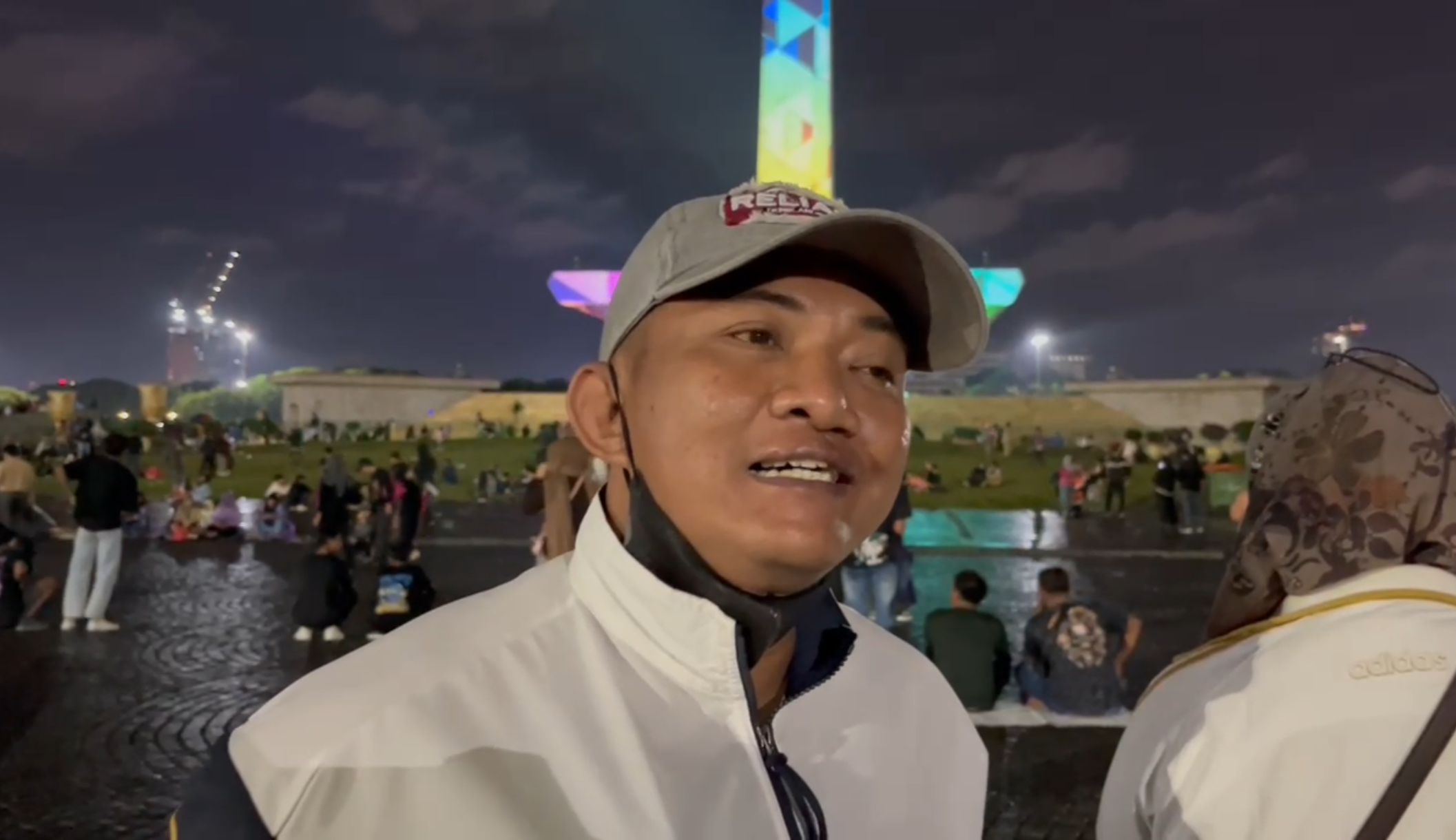 Basah Kuyup, Warga Jaktim dan Jakbar Ini Happy Lihat Pertunjukan Air Mancur Menari di Monas