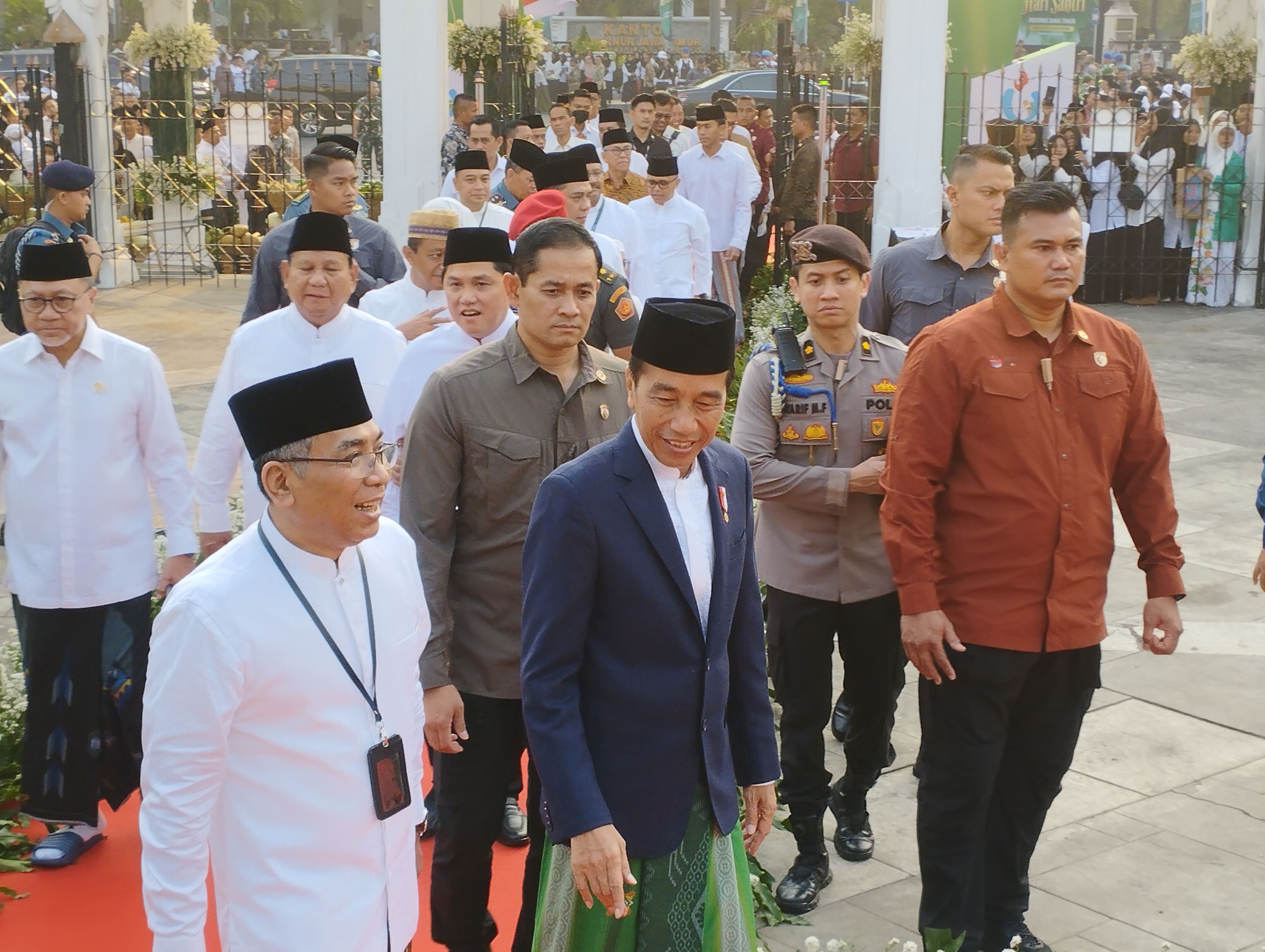 Pimpin Apel Hari Santri 2023, Jokowi Tiba di Tugu Pahlawan Bareng Prabowo-Erick Thohir dan Sejumlah Menteri