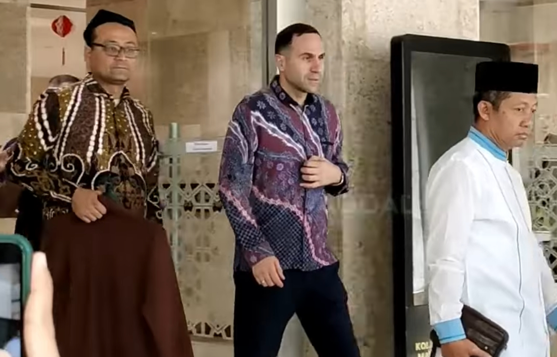 Timur Kapadze Salat Jumat di Masjid Istiqlal, Tanda Akan Wawancara Pelatih Timnas Indonesia?