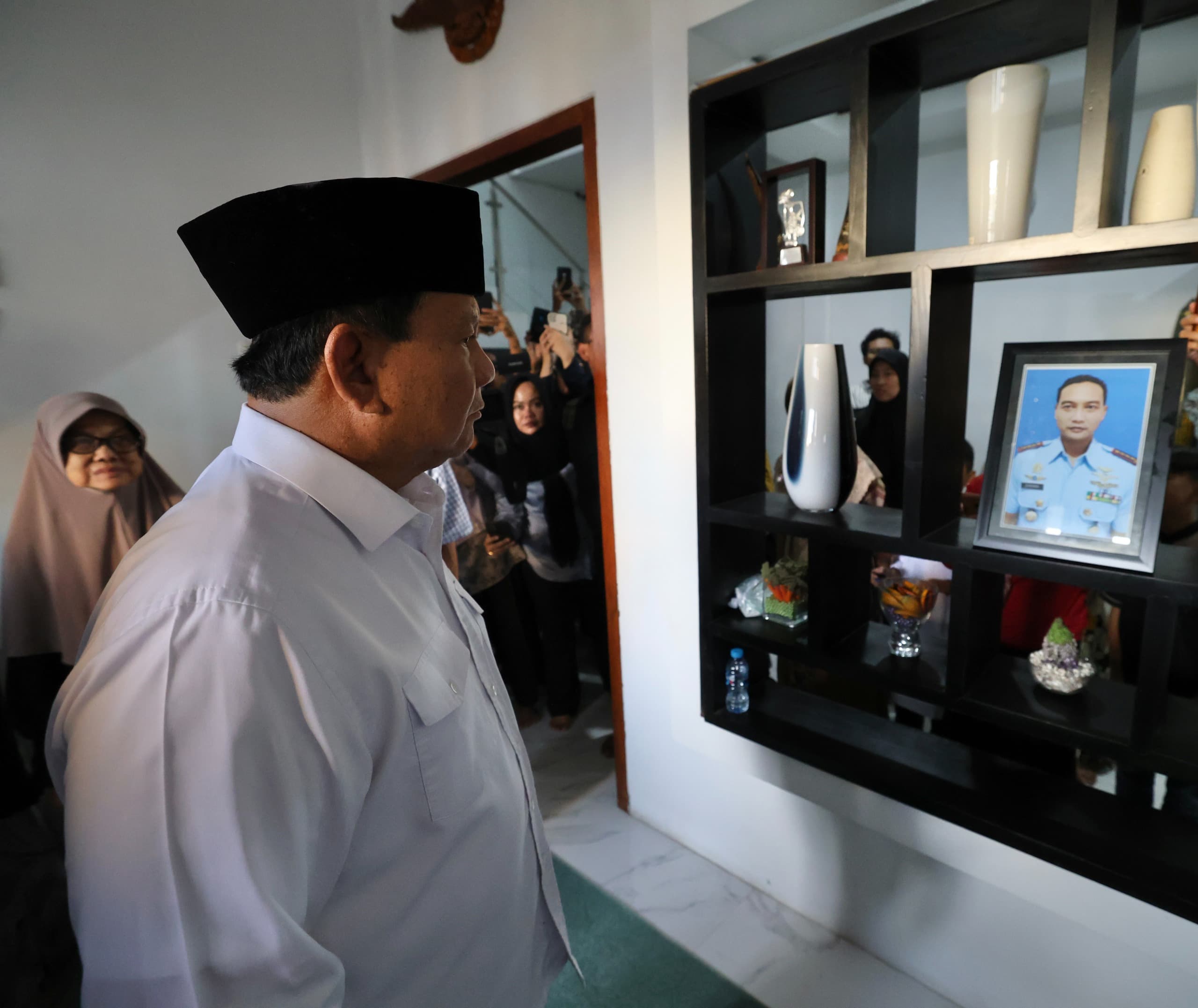 Prabowo Melayat Para Penerbang Tucano yang Gugur: Kalau Ada Apa-apa Cari Saya!