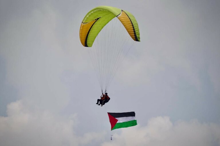 Lantangkan Kemerdekaan Palestina, Dompet Dhuafa Bentangkan Bendera Melalui Paralayang