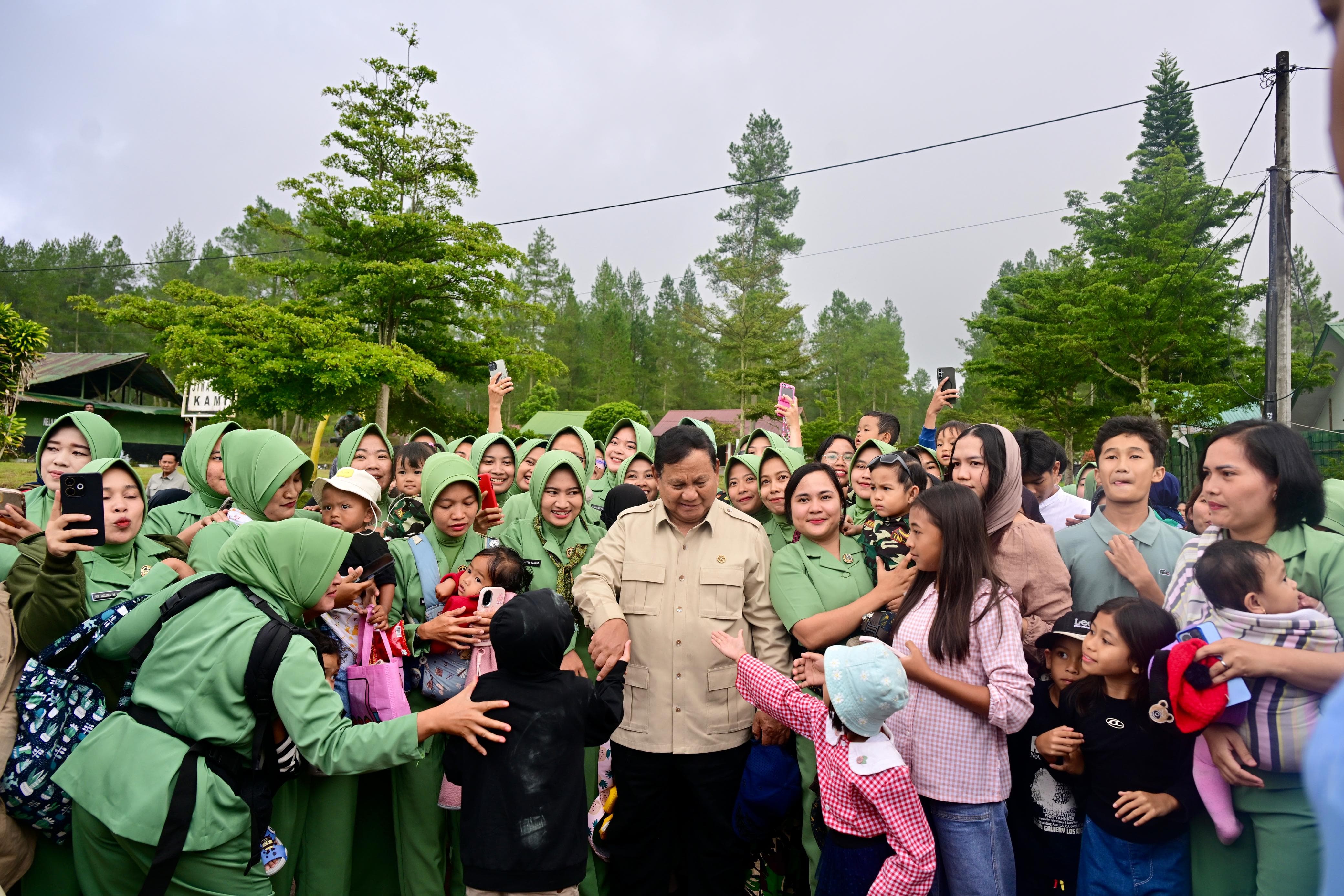 Tinjau Wilayah Bencana Aceh, Prabowo: Jangan Khawatir, Bapak Ibu Tidak Sendiri