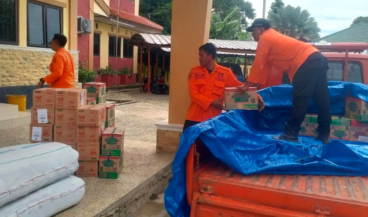 Bantuan Logistik Untuk Korban Banjir Rob Disalurkan BPBD Kabupaten Bekasi     