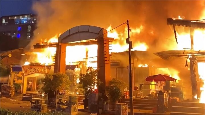 Pasar Taman Puring Kebakaran, Apinya Nyaris Menyambar Jalur Layang Transjakarta