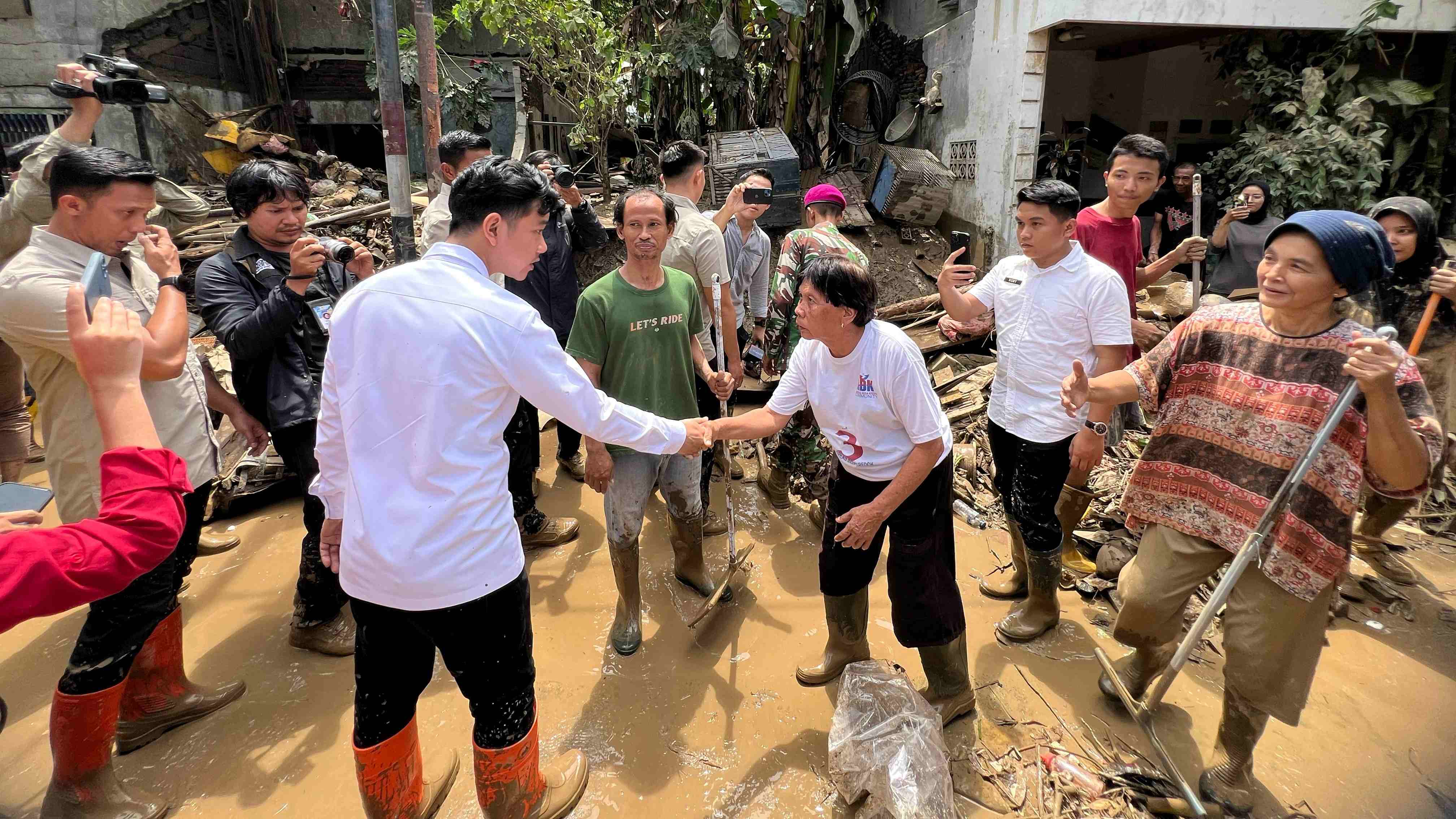 Wapres Gibran Prioritaskan Logistik untuk Warga Korban Banjir di Pondok Gede Permai