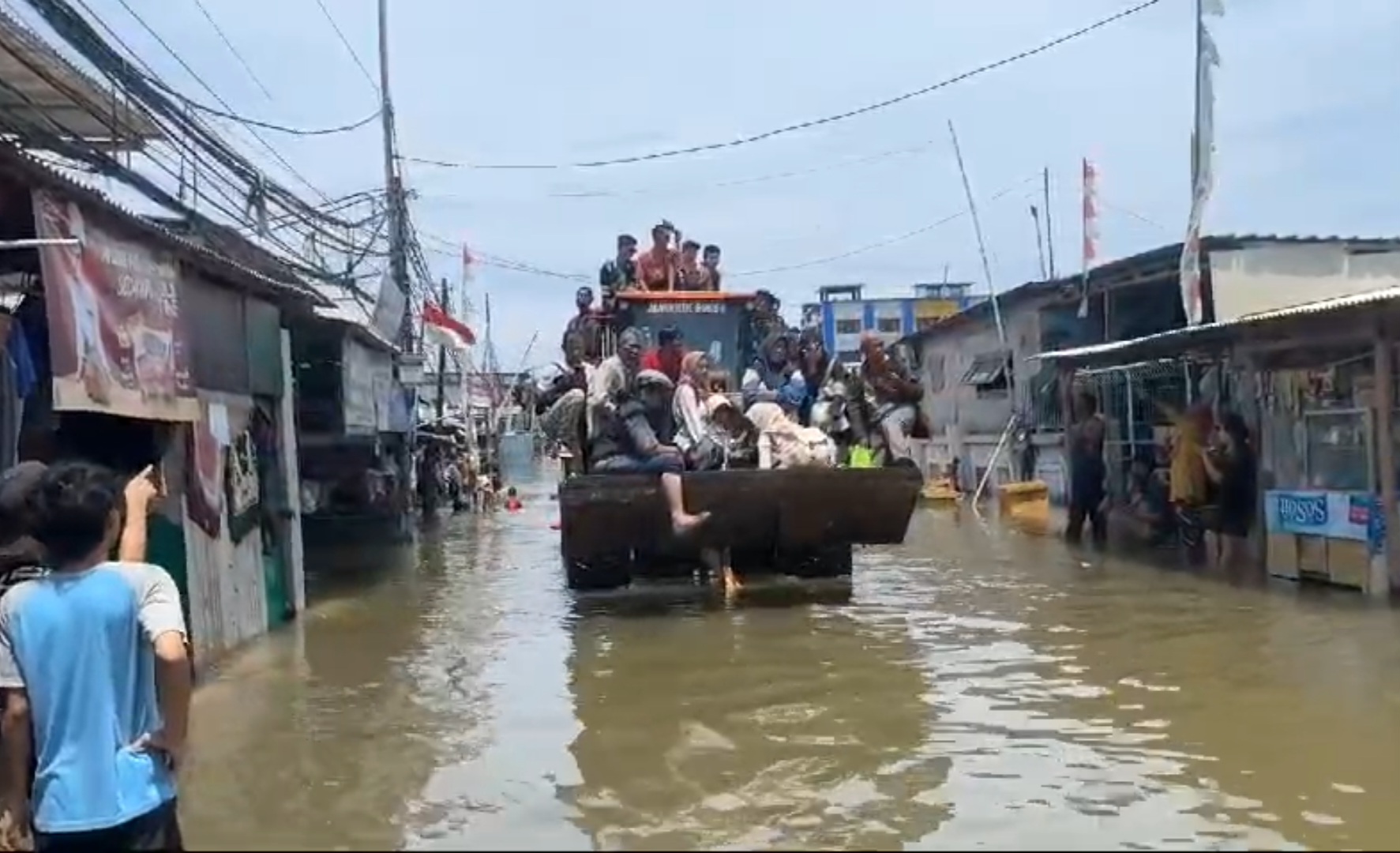 Banjir Rob Muara Angke Capai 1 Meter, Warga Dievakuasi Pakai Beko