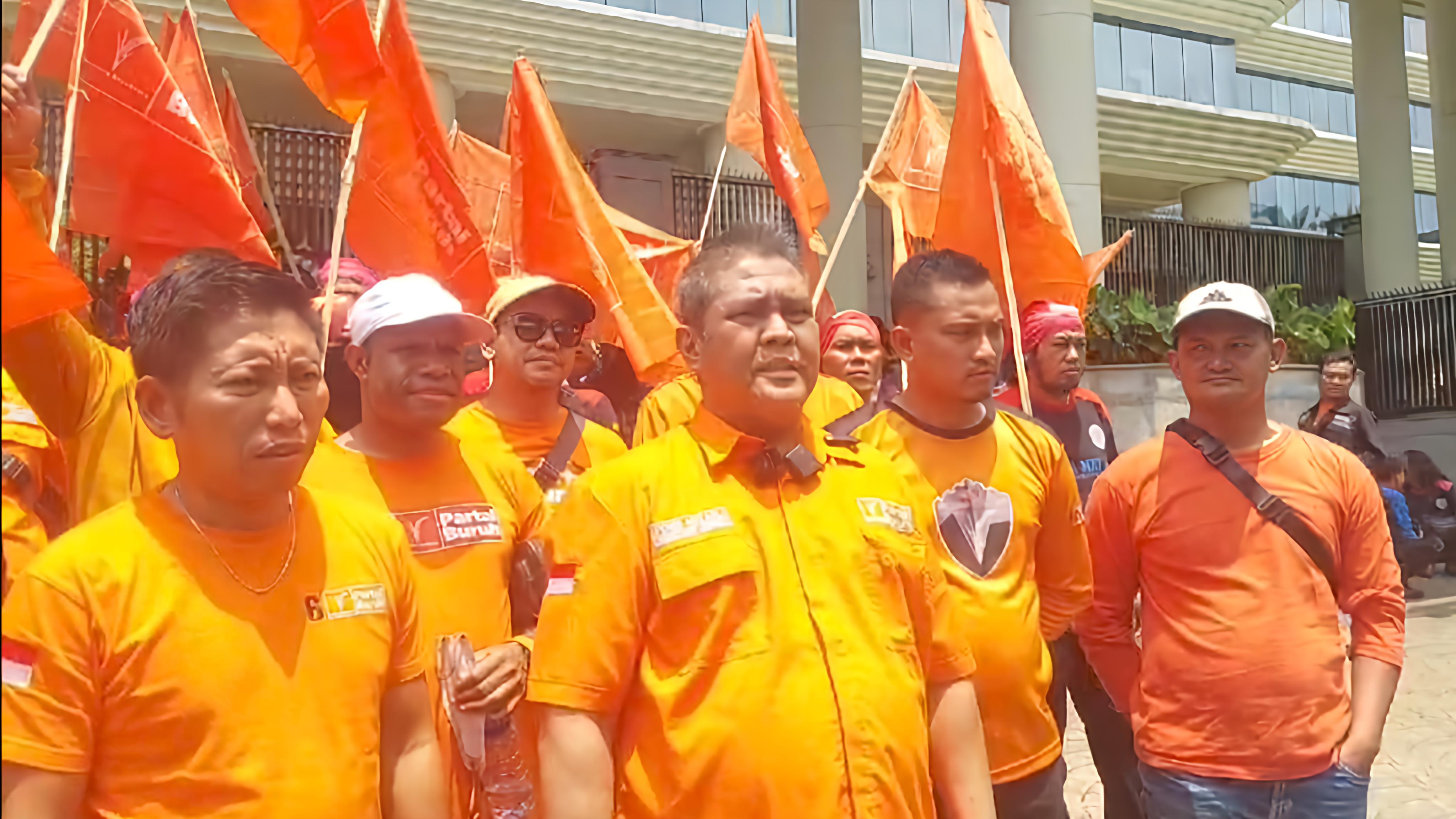 Ratusan Buruh Geruduk Kejagung, Minta Pengoplos BBM Dituntut Hukuman Seumur Hidup!