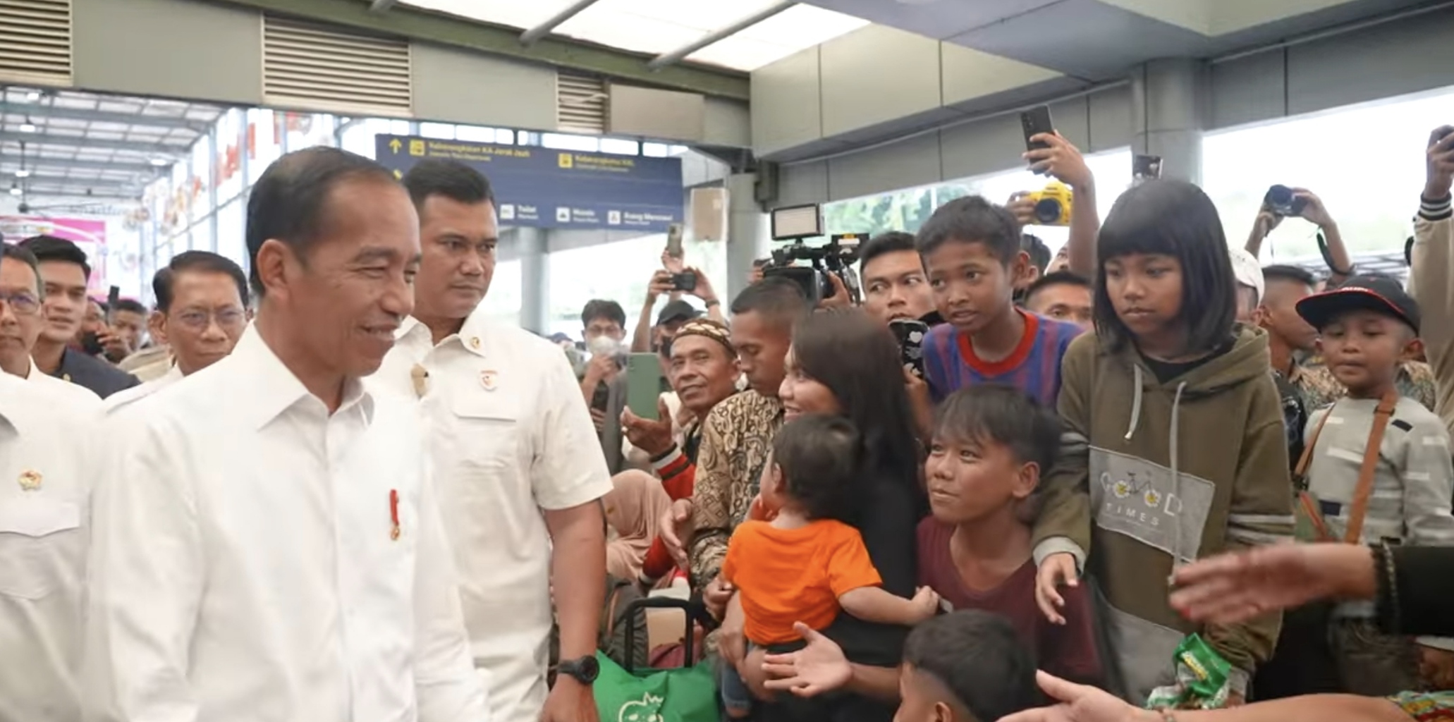 Tinjau Arus Mudik Di Stasiun Pasar Senen, Jokowi: Semua Rapih dan Terkelola Dengan Baik
