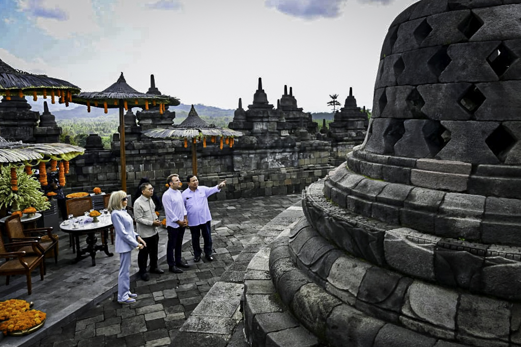 Kagum dengan Candi Borobudur, Emmanuel Macron: Ini Mencerminkan Keunggulan Indonesia!