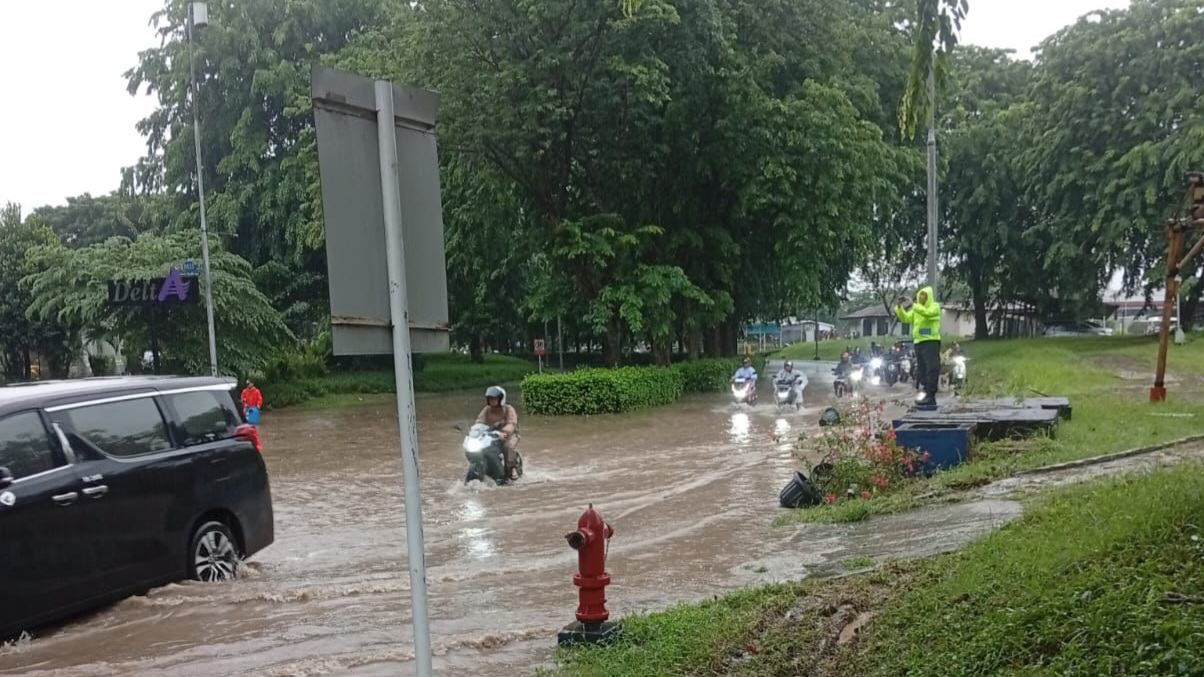 Perimeter Utara Bandara Soetta hingga Jalur Soewarna Arah Cargo Terendam Banjir, Motor Jangan Nekat Lewat!