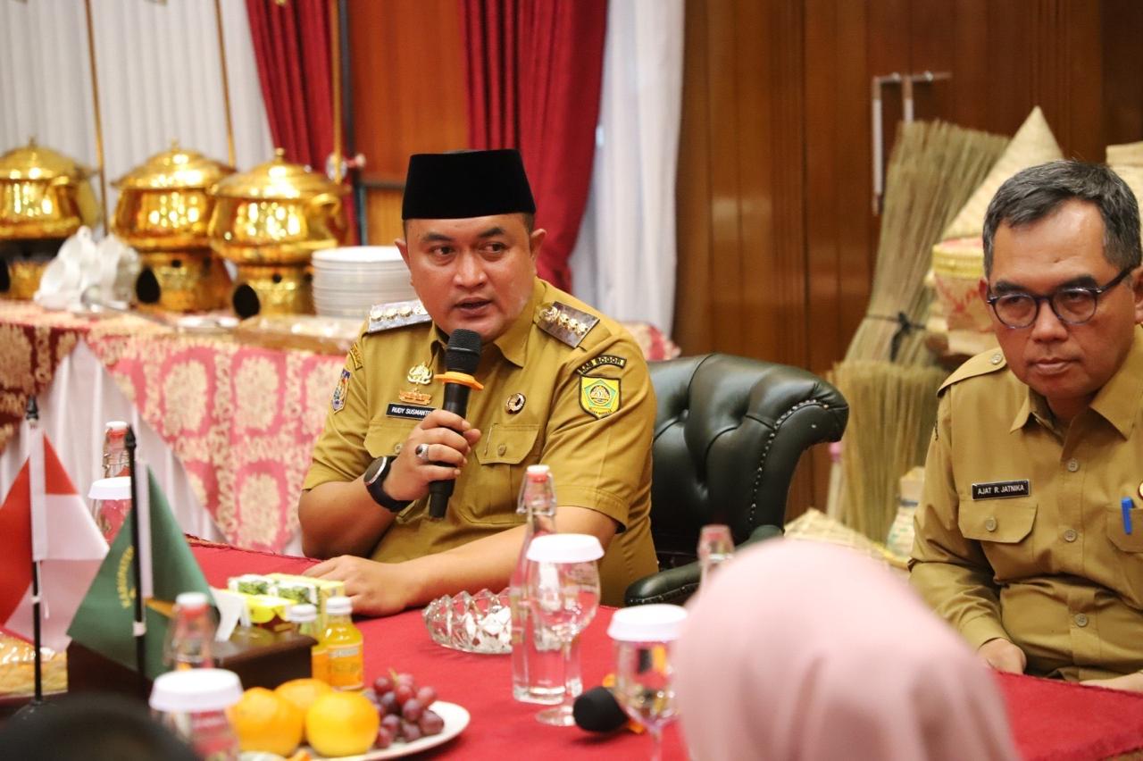 Bupati Bogor Berikan Apresiasi kepada Dua Tokoh Inspiratif Bidang Pendidikan dan Sosial