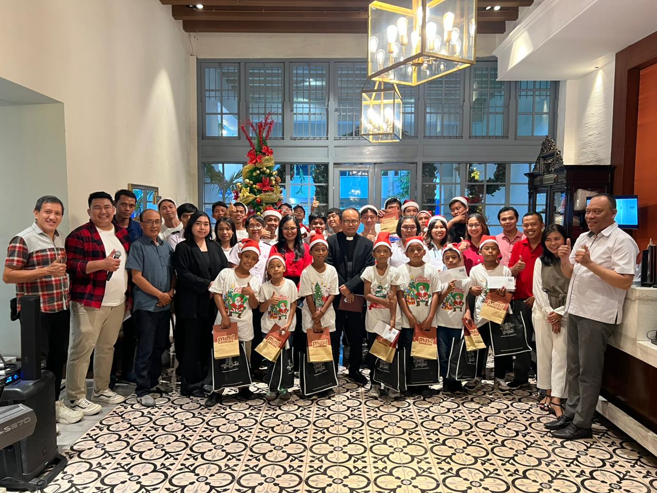 Kokoon Hotel Surabaya Berbagi Keceriaan Sambut Natal dengan Anak-anak Panti Asuhan