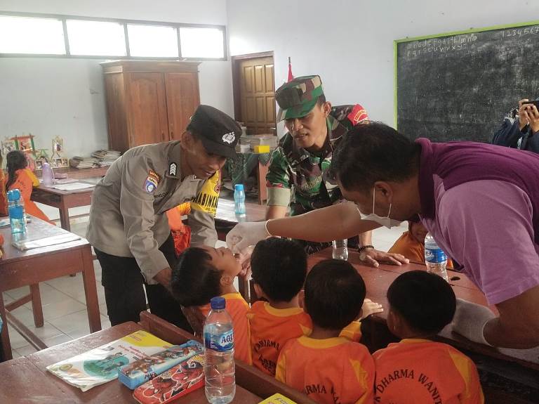 Bhabinkamtibmas Polres Ngawi Turut Sukseskan PIN Polio 