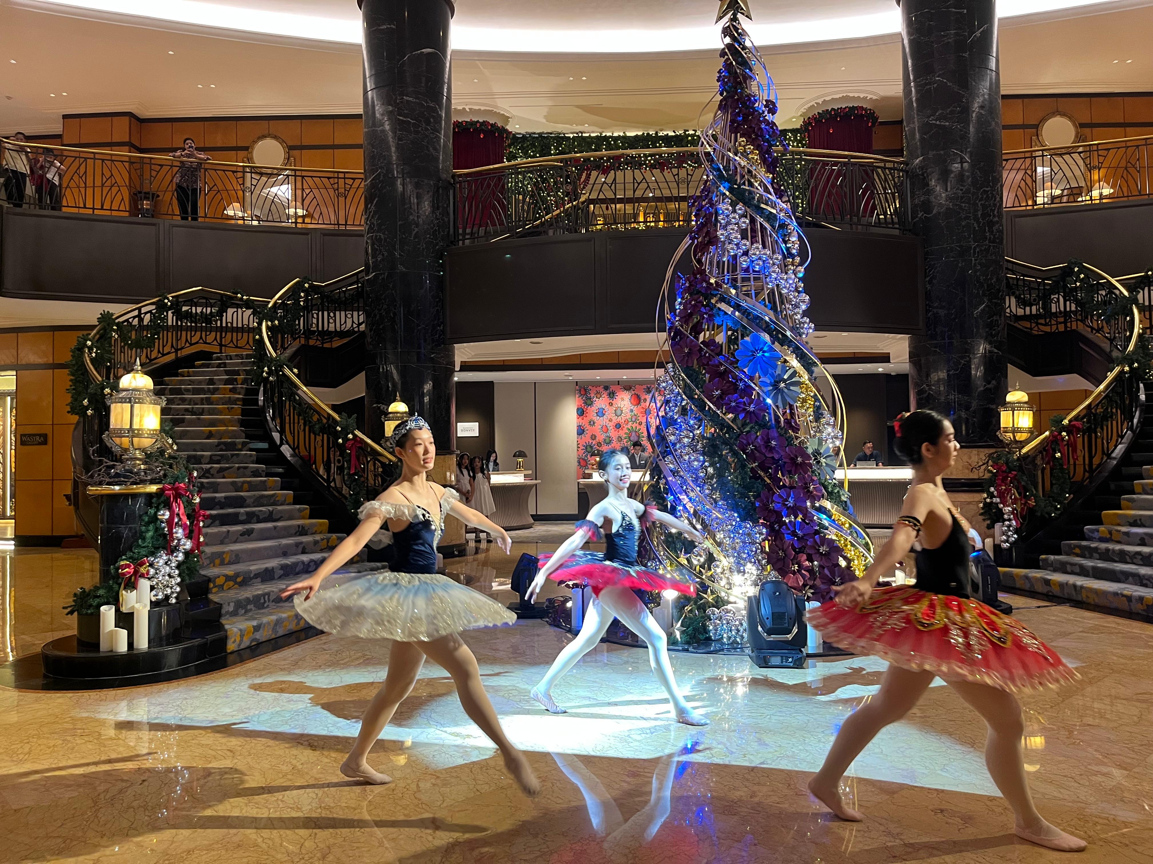 Sheraton Hotel Awali Masa Natal dengan Christmas Tree Lighting