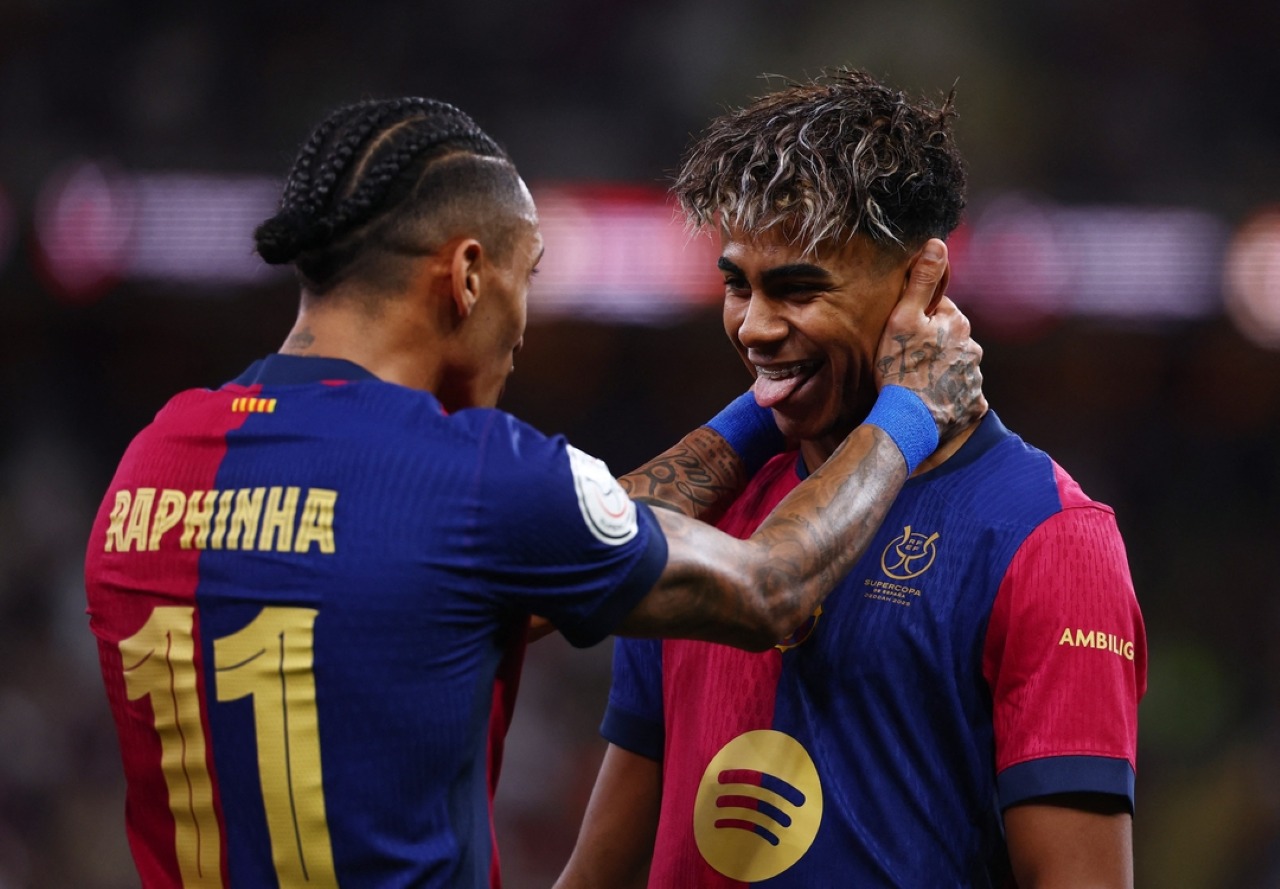 Raphinha Bantah Isu Konflik dengan Lamine Yamal: Dia Seperti Saudara Sendiri