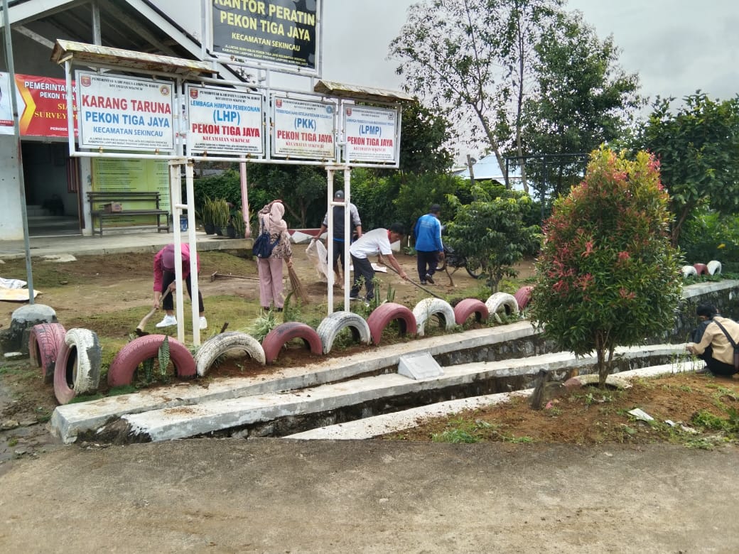 Aparat dan Warga Pekon Tigajaya Gotong Royong Bersihkan Lingkungan