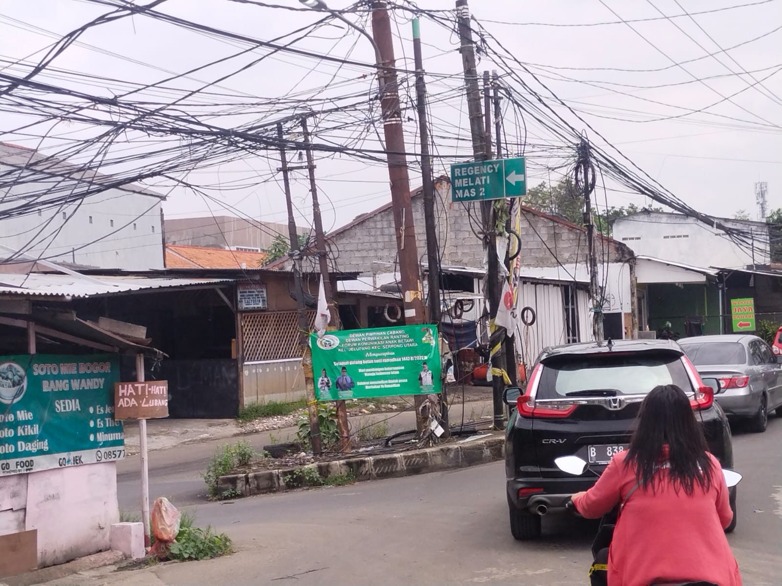 Marak Tiang di Tengah Pertigaan Jalan Serpong, Dikeluhkan Warga Tangerang 