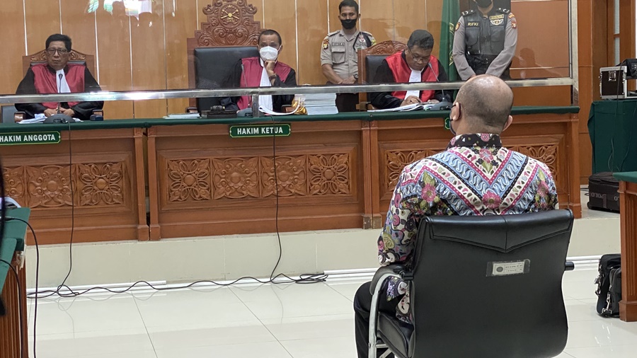 Teddy Minahasa Tersenyum Usai Dituntut Hukuman Mati