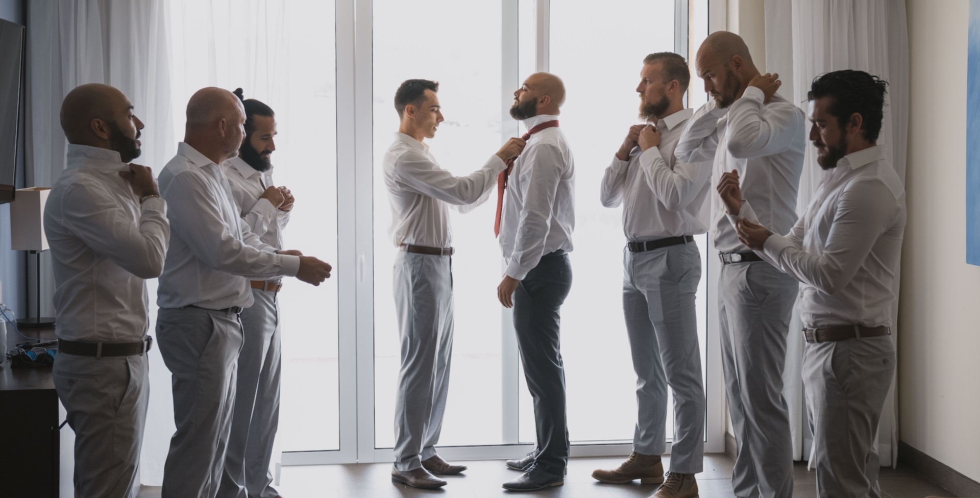 Mengenal Groomsmen, Pengertian, Tugas Hingga Perbedaan dengan Bridesmaid dan 'Pasukan Batik'