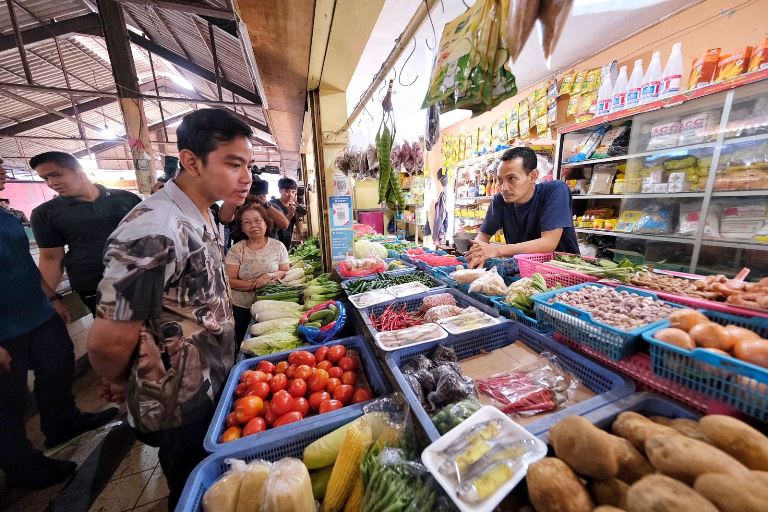 Gibran Blusukan ke Pasar Cihapit Bandung, Borong Bahan Pokok