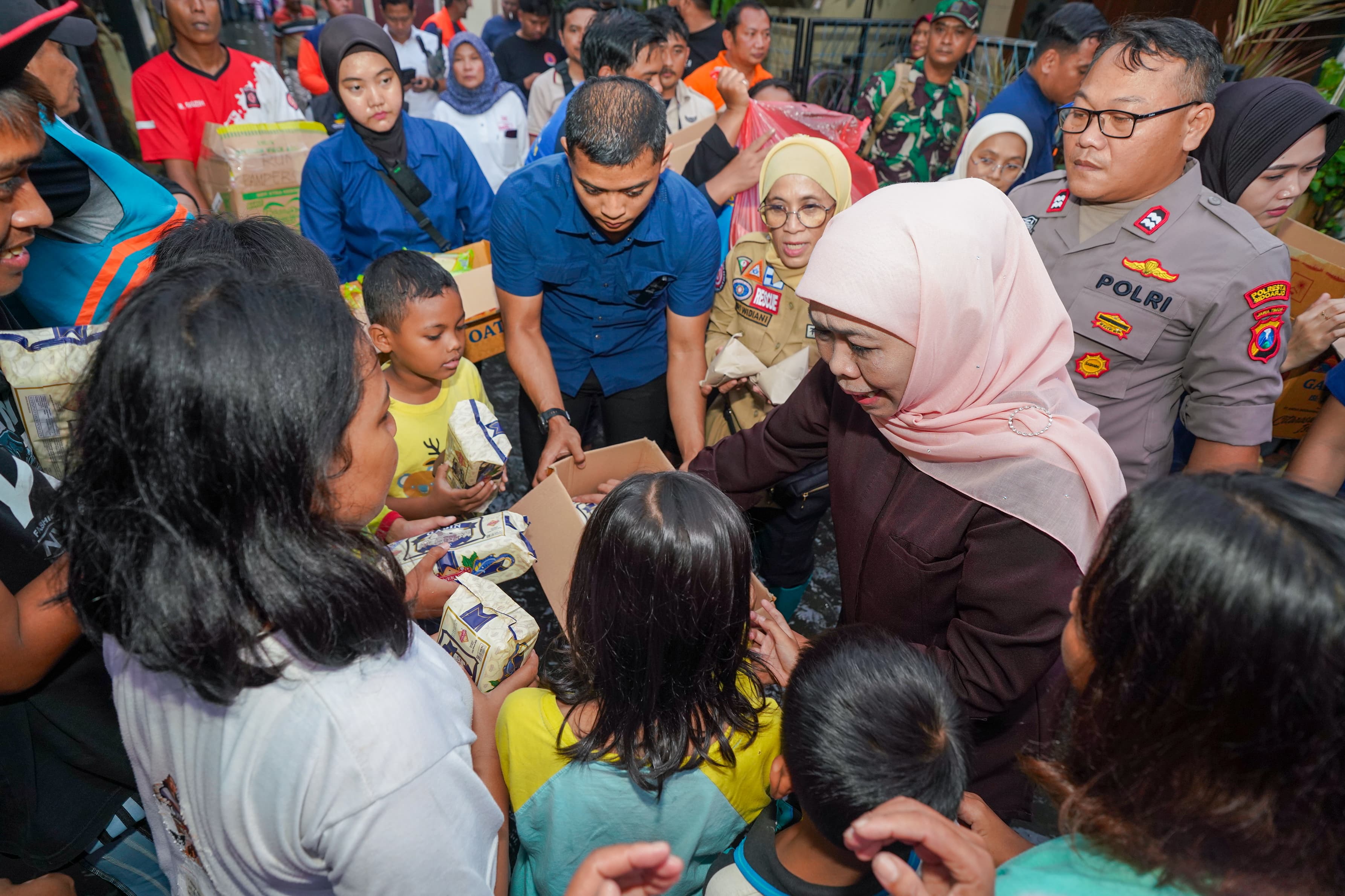 Khofifah Tinjau Banjir di Waru, Bagikan Sembako Untuk Warga 