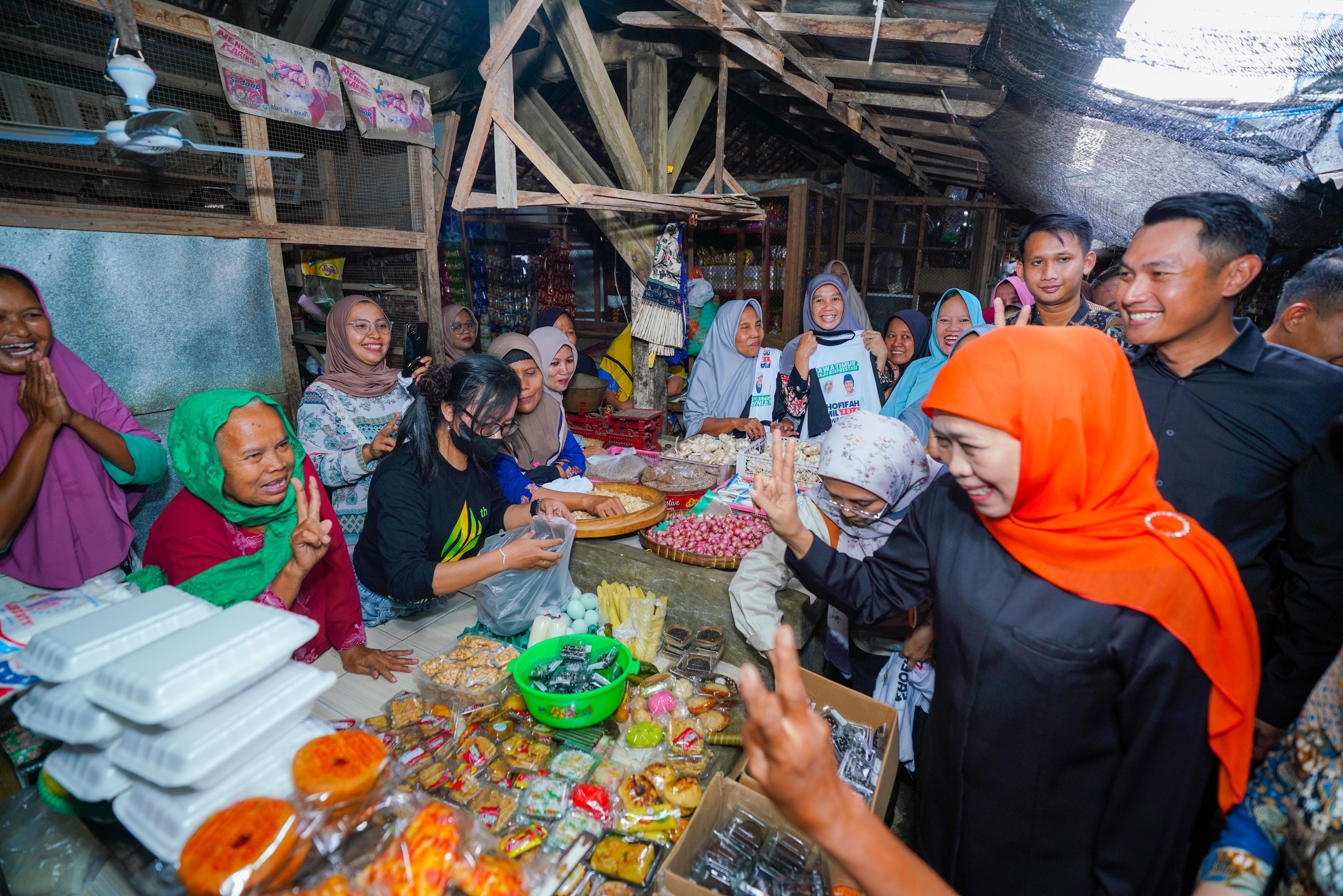 Khofifah Bareng Cabup Tuban Aditya Halindra Sapa Pedagang Pasar  