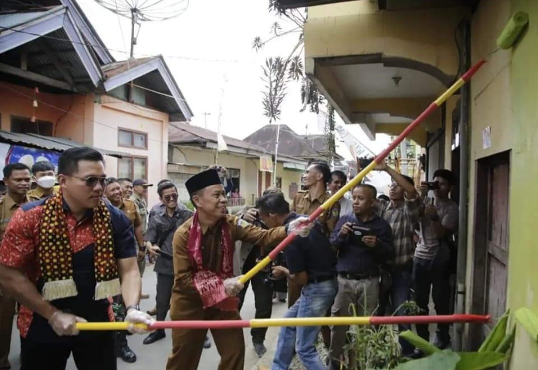 Sekda Alpian Apresiasi Kreativitas Desa Seberang, Pengecatan Perdana Rumah Warga