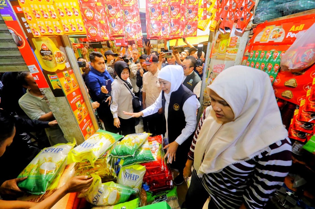 Blusukan Pasar Soponyono, Gubernur Khofifah Pastikan Ketersediaan dan Harga Beras Medium Terjangkau