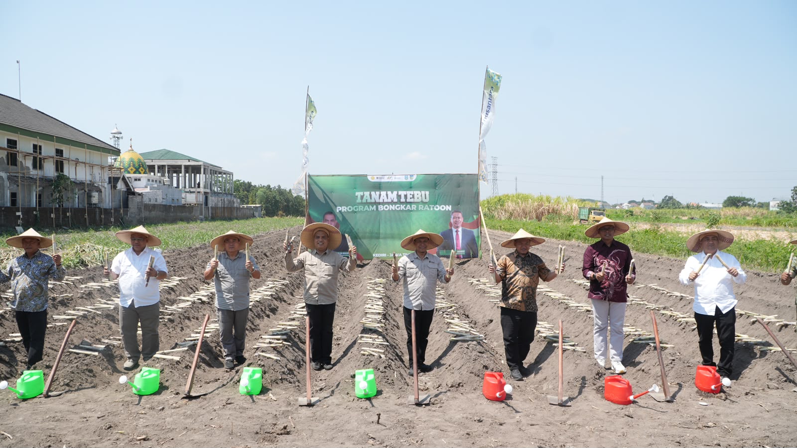 Kementan dan PT SGN Berkolaborasi Tingkatkan Produktivitas Tebu Kediri Lewat Bongkar Ratoon