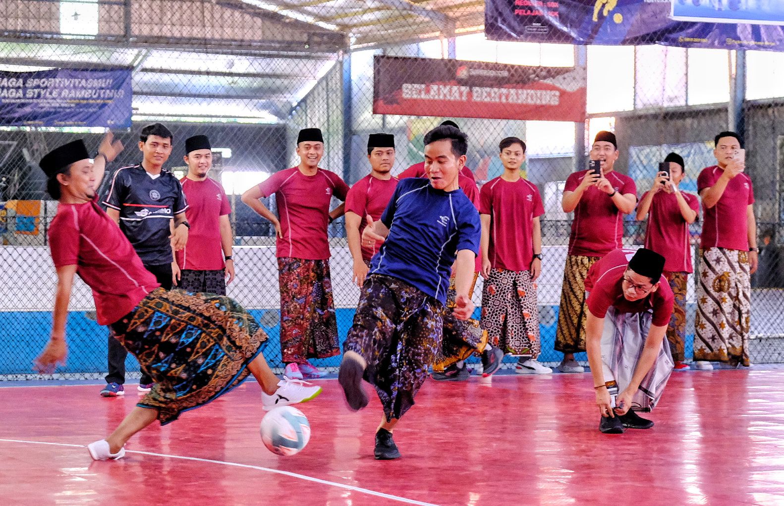 Gibran Hadiri Fun Futsal Sarungan Bareng Samsul serta Silaturahmi Gus-Ning se-Pulau Jawa