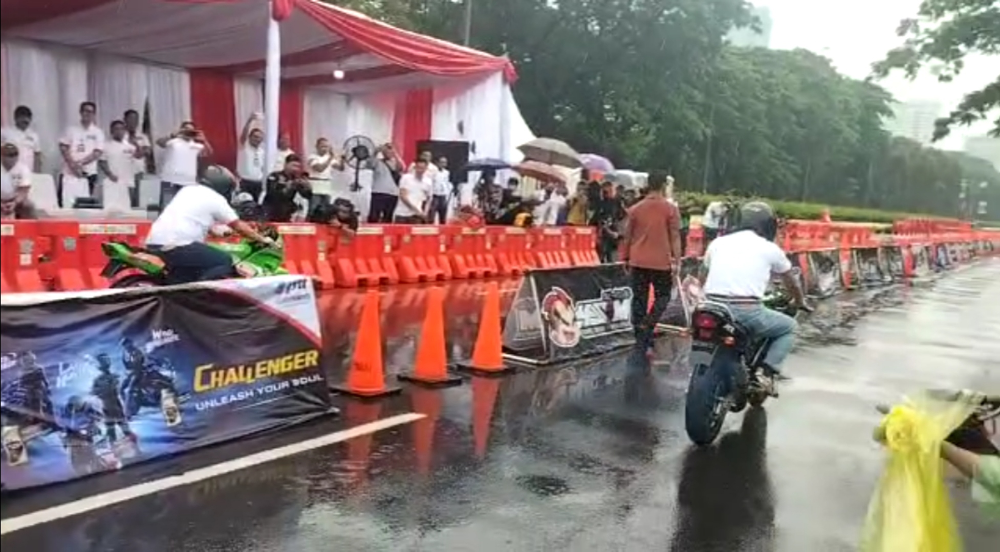 Momen PJ Gubernur DKI Heru Budi Hartono dan Kapolda Metro Jaya Balapan di Tengah Hujan 