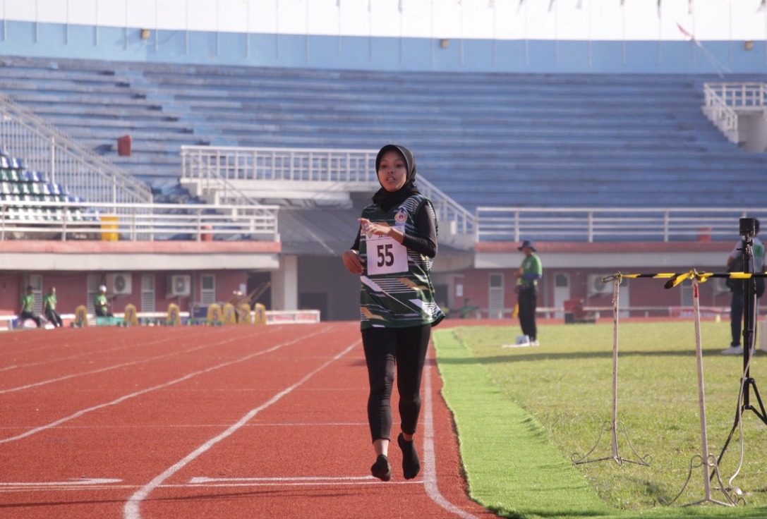 Anak Buruh Pabrik Kerupuk Raih Emas di Lari 5.000 meter