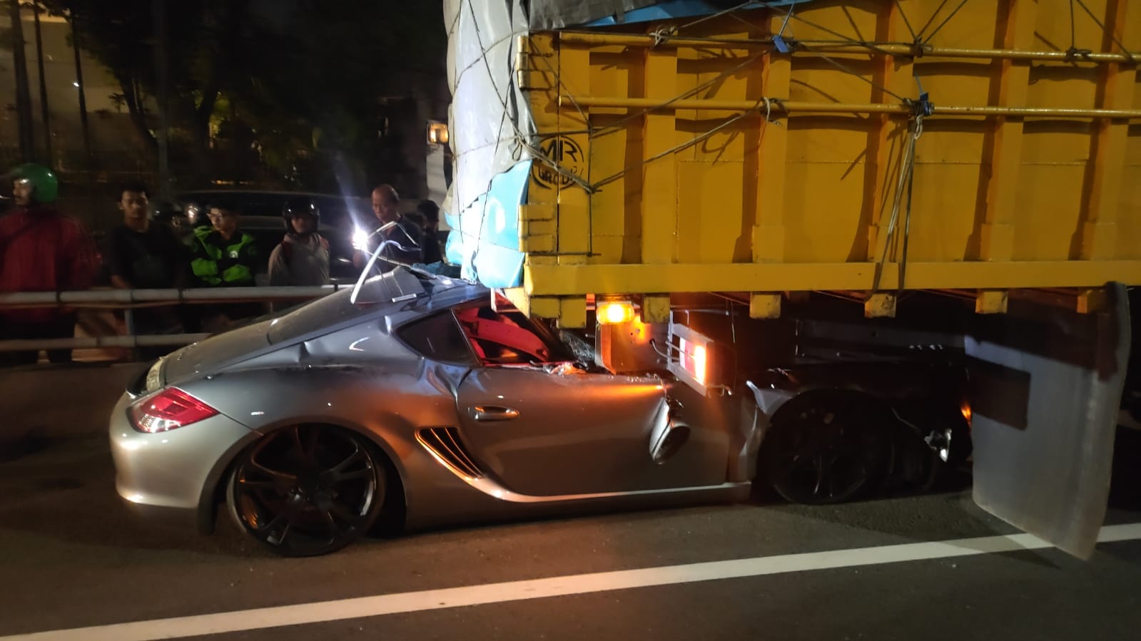 Ngeri! Kecelakaan Mobil Porsche Masuk Kolong Truk Muatan di Tol Dalkot Kuningan, Kondisi Ringsek!