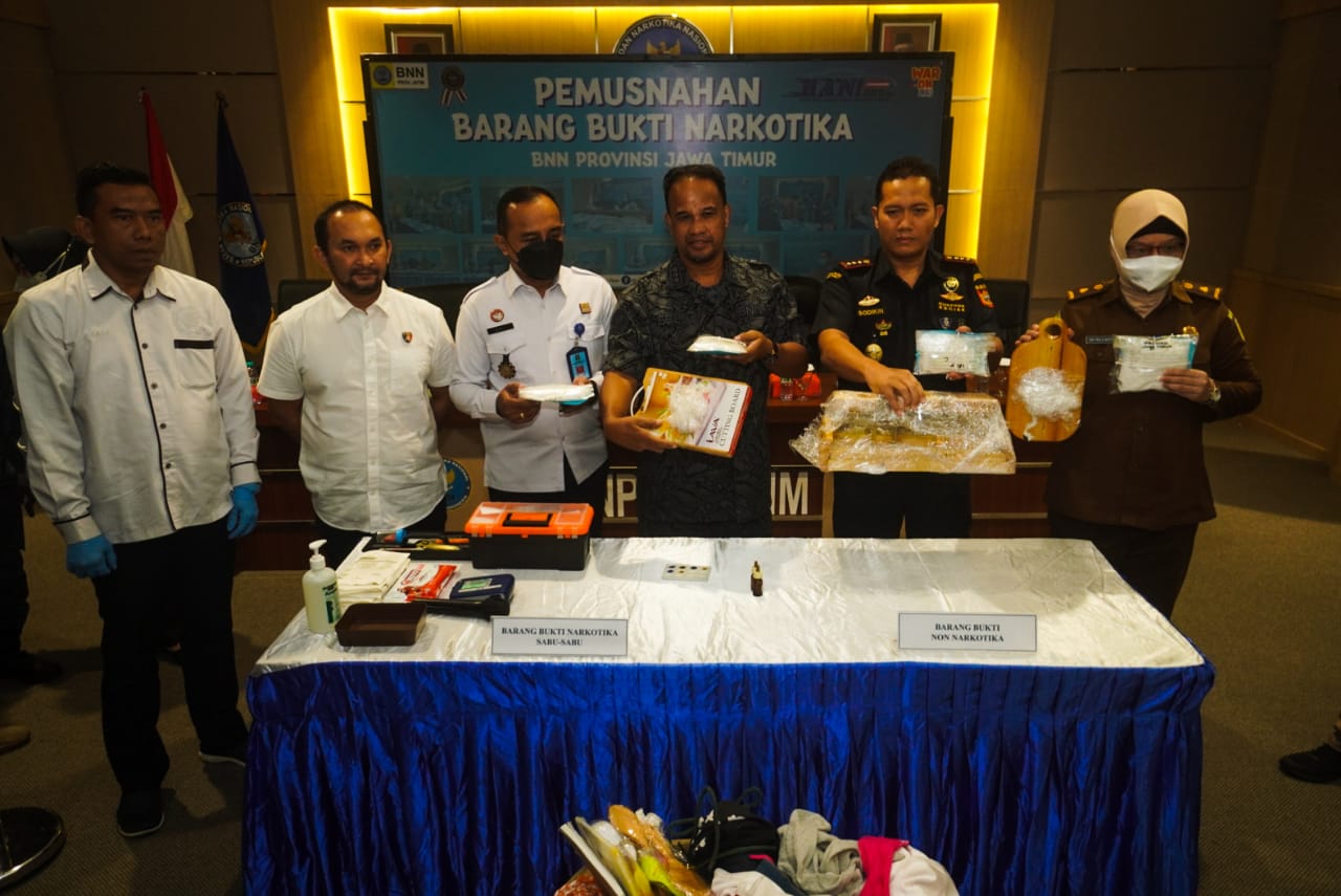 Gagalkan Peredaran 1 Kg Sabu dari Malaysia, BNNP Jatim : “Untuk Pemilik Barang Masih Dalam Pengejaran”