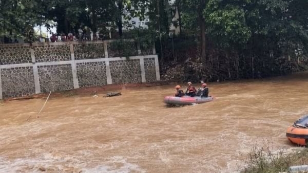Korban Hanyut di Jatiasih Akibat Terseret Arus Kali Bekasi Masih Dicari Tim SAR