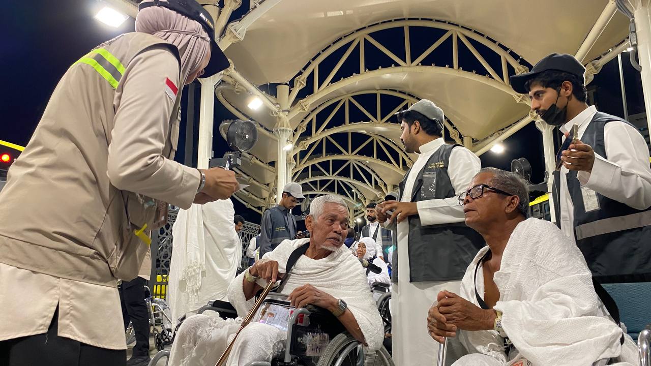 Petugas PPIH Sigap Layani Jemaah Lansia dan Disabilitas di Terminal Sib Amir
