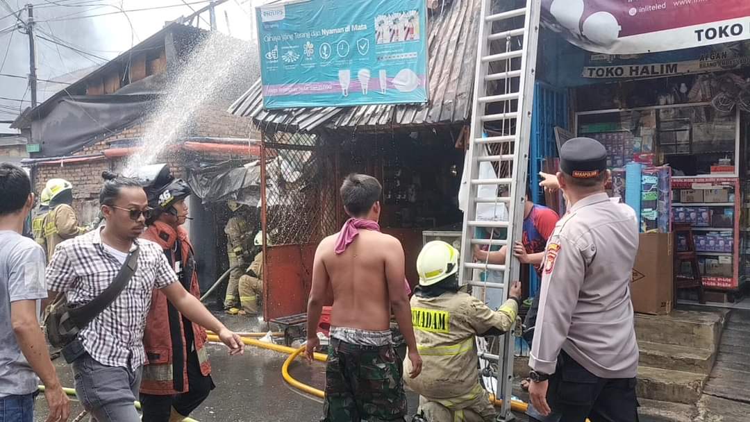 Kebakaran Hanguskan Lantai Dua Sebuah Rumah di Tambora, 17 Mobil Damkar Dikerahkan