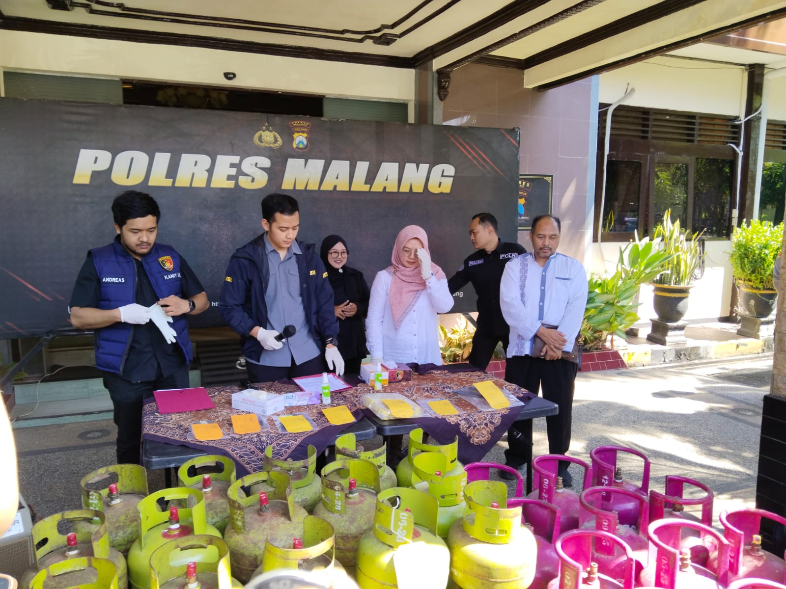 Polres Malang Bongkar Pengoplosan LPG Gas Melon ke Tabung 12 Kg