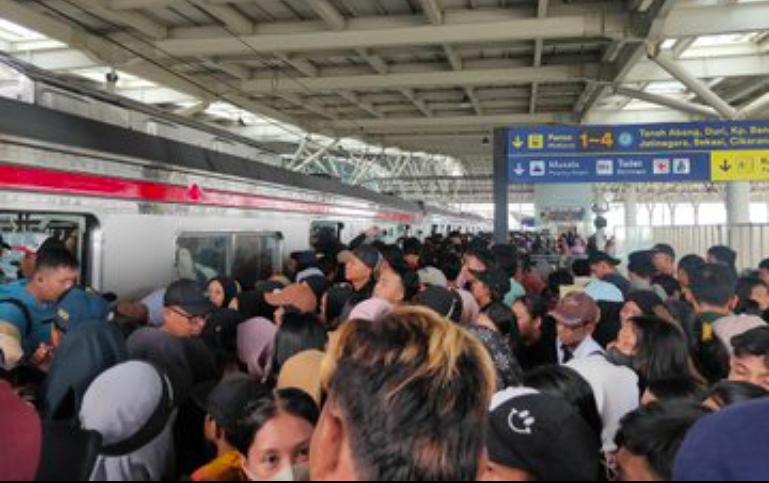 Membludak, Penumpang KRL di Stasiun Manggarai Tembus 88 Ribu Orang Siang Ini