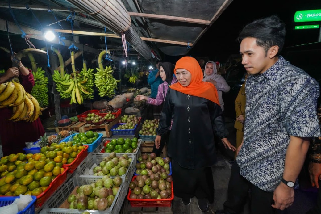 Mampir Pasar Buah Ranuyoso, Khofifah Belanja, Berbagi, dan Dukung Pedagang Kecil