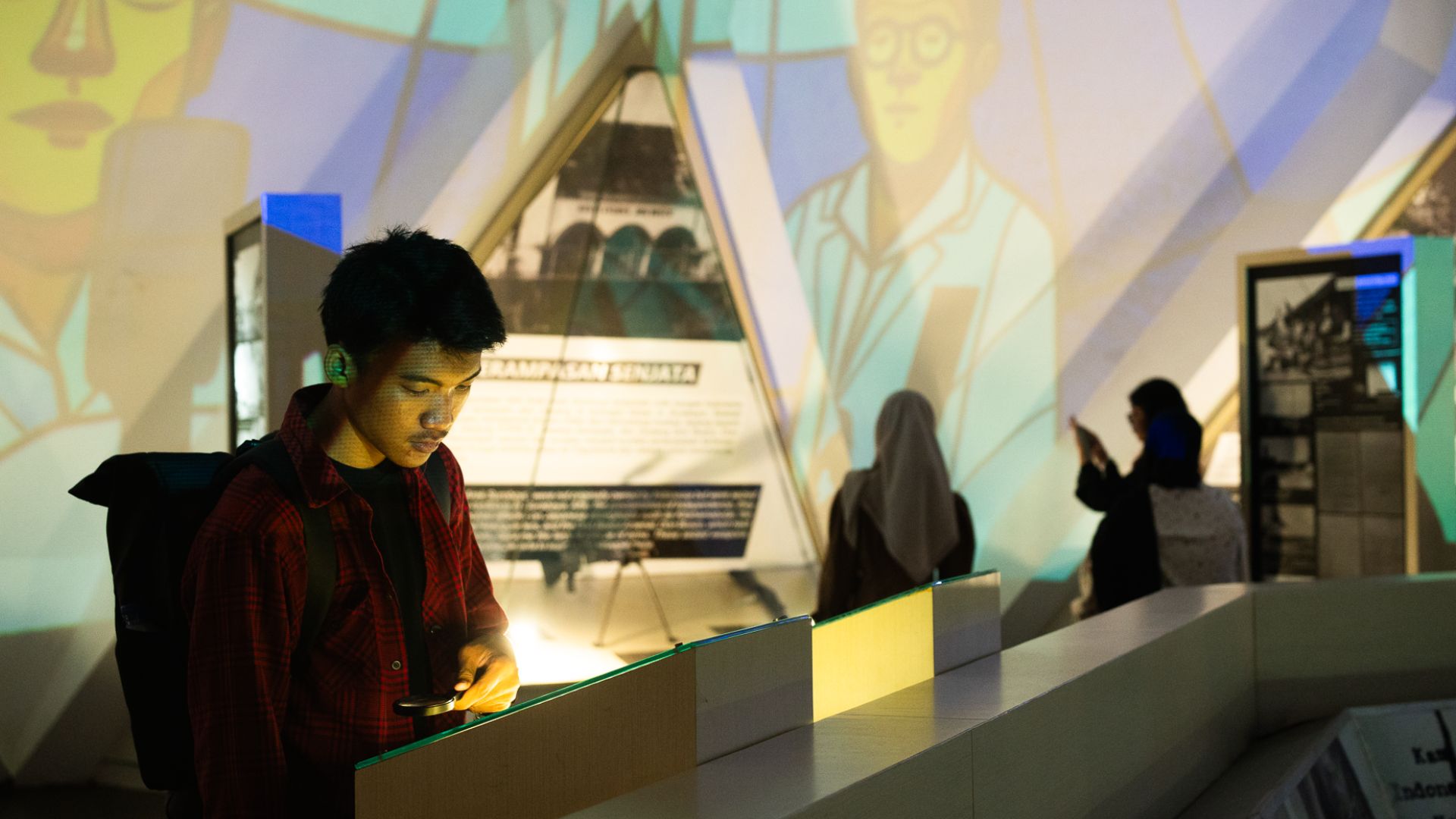 Pameran Imersif Cross Musea Bajawara di Museum 10 Nopember Bikin Belajar Sejarah Makin Seru