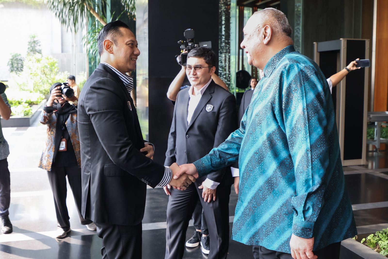 Menko Infrastruktur Dorong Sinergi Pembiayaan Infrastruktur Bersama PERBINA dan Standard Chartered