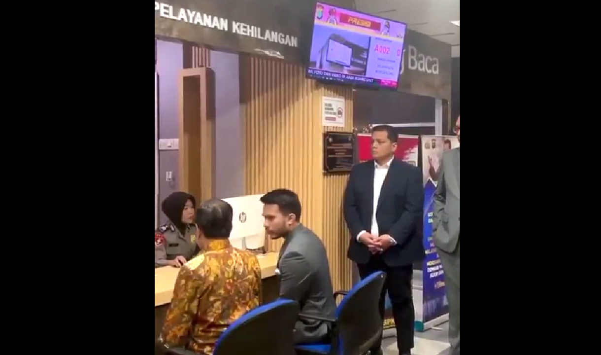 Video Jokowi Laporkan Roy Suryo Cs di Loket Kehilangan Polda Metro Jaya, Netizen: Makin Absurd Untuk Cerita Sebuah Ijazah